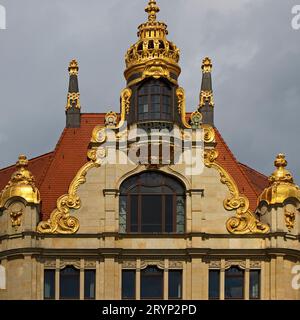 Façade principale, pignon avec volutes dorées, Art Nouveau, grand magasin Ebert, Leipzig, Allemagne Banque D'Images