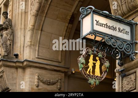 Entrée au Maedlerpassage avec le signe Auerbachs Kellers, galerie marchande, Leipzig, Allemagne Banque D'Images