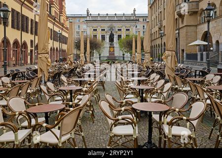 Chaises vides, Naschmarkt tôt le matin devant la vieille bourse, Leipzig, Allemagne Banque D'Images