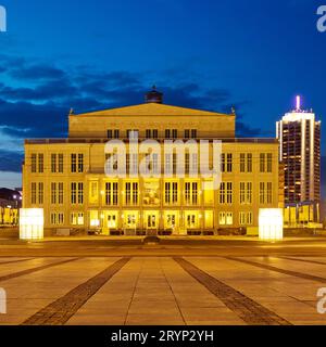 Opéra dans la soirée avec la Tour du jardin d'hiver, Augustusplatz, Leipzig, Saxe, Allemagne, Europe Banque D'Images