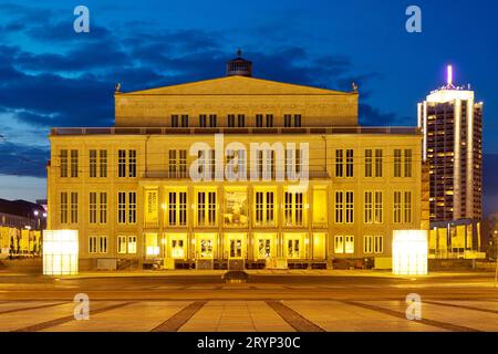 Opéra dans la soirée avec la Tour du jardin d'hiver, Augustusplatz, Leipzig, Saxe, Allemagne, Europe Banque D'Images