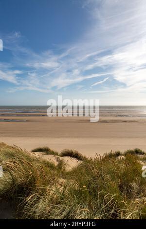 Une vue sur les dunes de sable et la plage vers l'océan, à Camber Sands dans l'East Sussex Banque D'Images