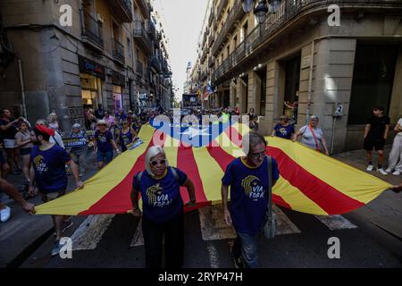 Barcelone/Espagne/le vote a été brutalement réprimé par les forces de sécurité espagnoles aujourd'hui, il y a six ans qu'un référendum a été organisé unilatéralement par le peuple catalan pour voter en faveur de l'indépendance de son territoire. Le vote a été sévèrement réprimé par les forces de sécurité espagnoles, un triste événement que les Catalans se souviennent aujourd'hui avec tristesse. Voici quelques photos des manifestations d'aujourd'hui en cas de sixième anniversaire du référendum. Le Strip de Barcelone Espagne Copyright : xAhmedxadnanx  P9Y0684 crédit : Imago/Alamy Live News Banque D'Images