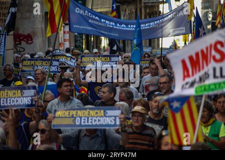 Barcelone/Espagne/le vote a été brutalement réprimé par les forces de sécurité espagnoles aujourd'hui, il y a six ans qu'un référendum a été organisé unilatéralement par le peuple catalan pour voter en faveur de l'indépendance de son territoire. Le vote a été sévèrement réprimé par les forces de sécurité espagnoles, un triste événement que les Catalans se souviennent aujourd'hui avec tristesse. Voici quelques photos des manifestations d'aujourd'hui en cas de sixième anniversaire du référendum. Le Strip de Barcelone Espagne Copyright : xAhmedxadnanx  P9Y0662 crédit : Imago/Alamy Live News Banque D'Images