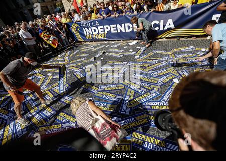 Barcelone/Espagne/le vote a été brutalement réprimé par les forces de sécurité espagnoles aujourd'hui, il y a six ans qu'un référendum a été organisé unilatéralement par le peuple catalan pour voter en faveur de l'indépendance de son territoire. Le vote a été sévèrement réprimé par les forces de sécurité espagnoles, un triste événement que les Catalans se souviennent aujourd'hui avec tristesse. Voici quelques photos des manifestations d'aujourd'hui en cas de sixième anniversaire du référendum. Le Strip de Barcelone Espagne Copyright : xAhmedxadnanx  P9Y0749 crédit : Imago/Alamy Live News Banque D'Images