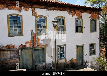 Bâtiment historique délabré avec briques rouges visibles, Diamantina, Minas Gerais, Brésil Banque D'Images