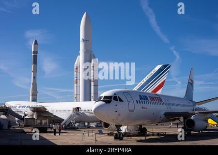 Avions et maquettes de fusées européennes Ariane 5 et Ariane 1 exposés sur le tarmac du Musée de l'Air et de l'espace à l'aéroport du Bourget. Banque D'Images