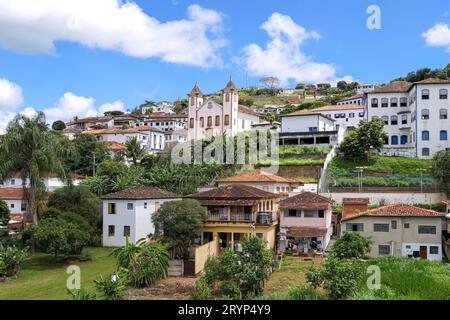 Vue sur la ville minière historique de Serro niché sur une colline, ciel bleu et nuages blancs, Minas Gerais, Brazi Banque D'Images