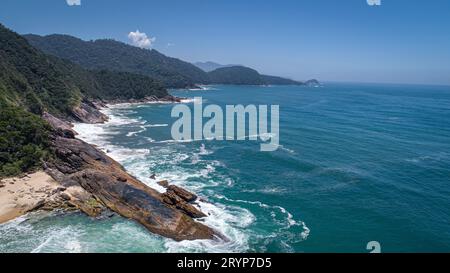 Vue aérienne sur le rivage rocheux de la côte verte et les montagnes couvertes de forêt atlantique, Picinguaba, B. Banque D'Images