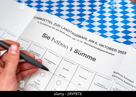 Augsbourg, Bavière, Allemagne. 29 septembre 2023. Bulletin de vote dans le bulletin de vote absent pour les élections d'État du 8 octobre sur fond bavarois. Élections en Bavière *** Stimmzettel BEI der Briefwahl zur Landtagswahl am 8 Oktober vor bayerischem hintergrund. Wahl in Bayern crédit : Imago/Alamy Live News Banque D'Images