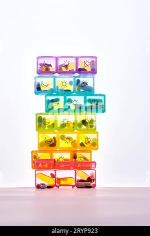 Boîte à pilules lumineuse avec différentes pilules et vitamines. Banque D'Images