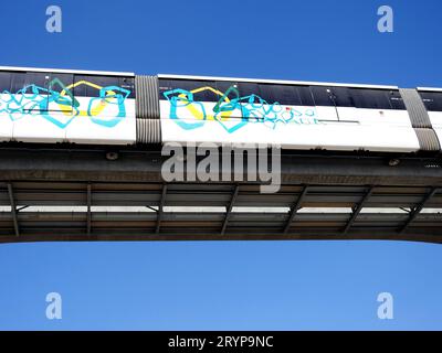 Le Caire, Égypte, septembre 28 2023 : installation d'un monorail égyptien sur sa voie par une grue, le monorail du Caire est un système de transport rapide mono-rail à deux lignes Banque D'Images