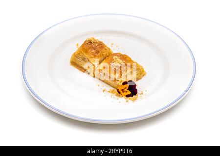 Dessert turc traditionnel pistache baklava sur une assiette en porcelaine blanche Banque D'Images