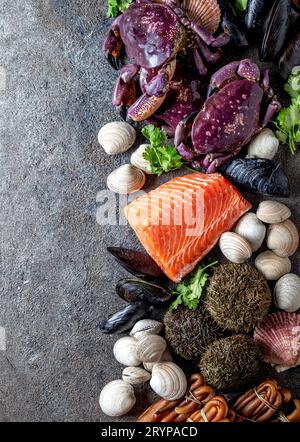 Fruits de mer du Pacifique. Le saumon frais, les crabes moules palourdes ostions cochayuyo, algues, oursins de mer. Contexte alimentaire with copy space Banque D'Images