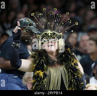 La Nouvelle-Orléans, États-Unis. 01 octobre 2023. Une fan costumée des Saints de la Nouvelle-Orléans montre son soutien à son équipe lors d'un match de la National football League au Caesars Superdome à la Nouvelle-Orléans, Louisiane, le dimanche 1 octobre 2023. (Photo de Peter G. Forest/Sipa USA) crédit : SIPA USA/Alamy Live News Banque D'Images