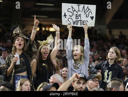 La Nouvelle-Orléans, États-Unis. 01 octobre 2023. Un groupe de supporters des Saints de la Nouvelle-Orléans branchent une pancarte lors d'un match de la National football League au Caesars Superdome à la Nouvelle-Orléans, Louisiane, le dimanche 1 octobre 2023. (Photo de Peter G. Forest/Sipa USA) crédit : SIPA USA/Alamy Live News Banque D'Images
