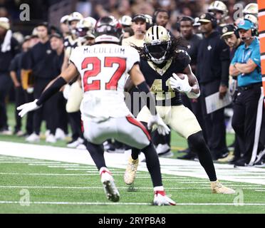 La Nouvelle-Orléans, États-Unis. 01 octobre 2023. Alvin Kamara (41) tente de faire un pas sur le cornerback des Buccaneers de Tampa Bay Zyon McCollum (27) lors d'un match de la National football League au Caesars Superdome à la Nouvelle-Orléans, Louisiane, le dimanche 1 octobre 2023. (Photo de Peter G. Forest/Sipa USA) crédit : SIPA USA/Alamy Live News Banque D'Images