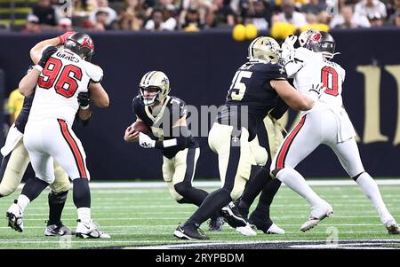 La Nouvelle-Orléans, États-Unis. 01 octobre 2023. Le quarterback Taysom Hill (7) des Saints de la Nouvelle-Orléans se précipite pour un peu de distance lors d'un match de la National football League au Caesars Superdome à la Nouvelle-Orléans, Louisiane, le dimanche 1 octobre 2023. (Photo de Peter G. Forest/Sipa USA) crédit : SIPA USA/Alamy Live News Banque D'Images