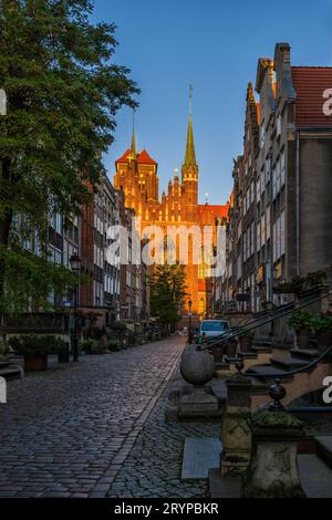 Mariacka Street et église de St. Marie au lever du soleil dans la ville de Gdansk en Pologne. Rue emblématique dans la vieille ville, établie autour du 14e siècle avec h Banque D'Images