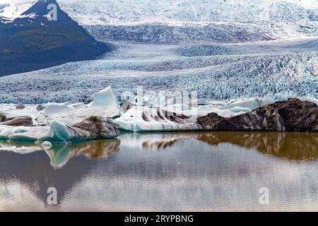 Les blocs de glace se reflètent dans l'eau Banque D'Images