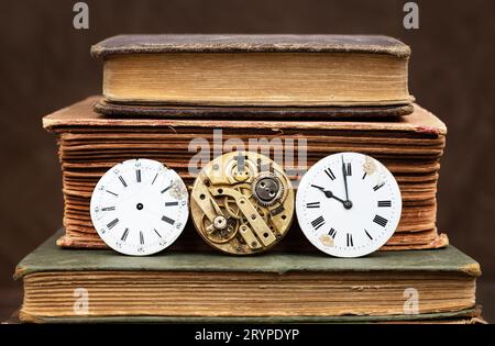 Vieux livres et vieux cadrans d'horloge. Livre d'histoire, contes, fond de temps. Banque D'Images