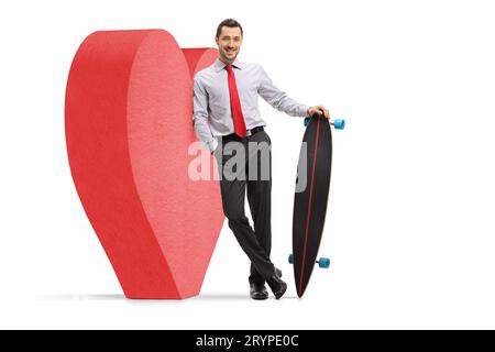 Homme avec un longboard appuyé sur un grand coeur rouge isolé sur fond blanc Banque D'Images