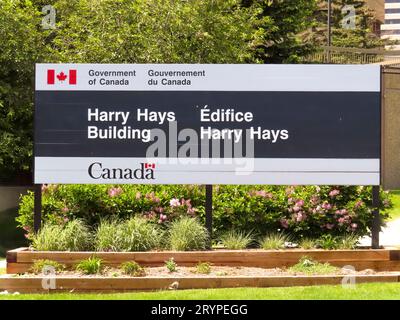 Calgary, Alberta, Canada. 8 juin 2023. Enseigne Harry Hays Building, un bureau du gouvernement fédéral. Banque D'Images