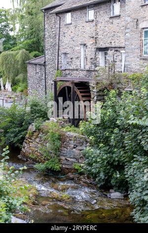 Un vieux moulin à eau anglais situé au cœur des lacs et cumbria en Angleterre Banque D'Images