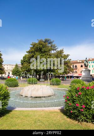 Vérone, Italie - juin 2022 : la fontaine des Alpes, située dans le jardin de la Piazza Bra. Banque D'Images