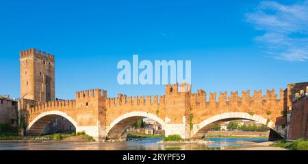 Vérone, Italie. Pont de Castelvecchio sur l'Adige. Visite du vieux château au lever du soleil. Banque D'Images