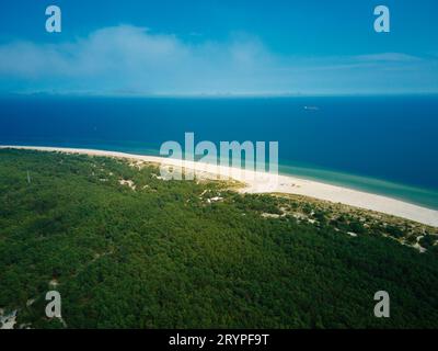 Vue aérienne du paysage marin avec plage de sable à Wladyslawowo. Côte de la mer Baltique en Pologne. Station balnéaire en saison estivale Banque D'Images