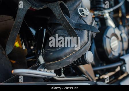 Bottes moto biker sur fond de moto gros plan Banque D'Images