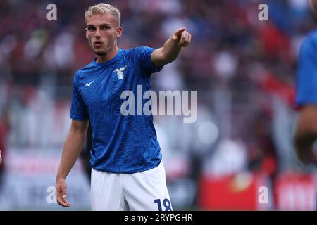 Gustav Isaksen de SS Lazio pendant l'échauffement avant le match de football Serie A entre AC Milan et SS Lazio au Stadio Giuseppe Meazza le 30 septembre 2023 à Milan, Italie . Banque D'Images