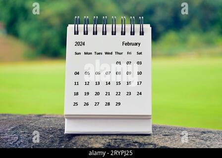 Calendrier blanc de février 2024 avec fond flou vert. Concept du nouvel an. Banque D'Images