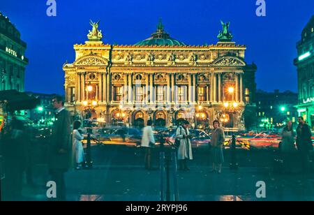 Place de la Opéra au crépuscule, Paris, France Banque D'Images