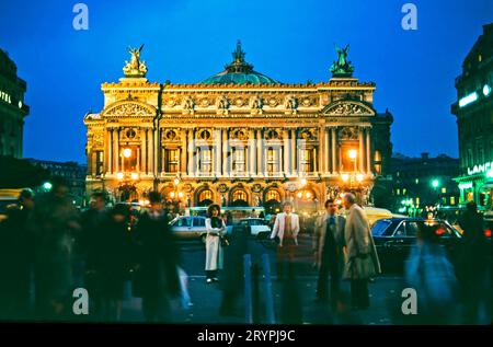 Place de la Opéra au crépuscule, Paris, France Banque D'Images