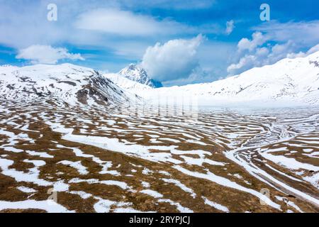 Abruzzes, Italie. Montures et neige fondante Banque D'Images