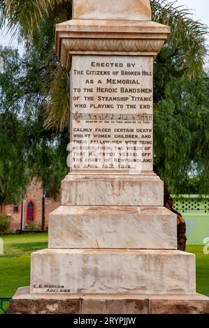 Un mémorial aux héroïques bandeurs du RMS Titanic qui continuaient à jouer pendant le naufrage du navire, érigé en leur mémoire dans la ville minière australienne de Broken Hill. Banque D'Images