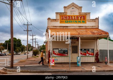 Un magasin traditionnel d'angle de style ancien faisant la publicité des boissons gazeuses Shelley à Broken Hill, Nouvelle-Galles du Sud, Australie Banque D'Images