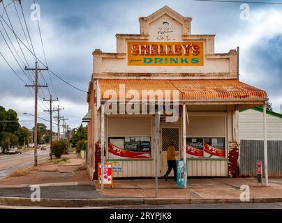 Un magasin traditionnel d'angle de style ancien faisant la publicité des boissons gazeuses Shelley à Broken Hill, Nouvelle-Galles du Sud, Australie Banque D'Images