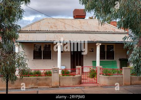 Un exemple d'un type d'architecture de maison propre à Broken Hill où la maison est revêtue de fer ondulé et la véranda avant est soutenue par quatre colonnes de style néo-classique. Une caractéristique est que beaucoup de maisons ont souvent l'unité de climatisation évaporative sur le toit en fer ondulé ; une idée très innovante au moment où ils ont été construits. Banque D'Images