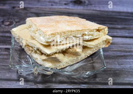 Un fromage blanc Feta et Tahini Halawa halva dans un pain de maïs, un pain rapide à base de semoule de maïs, la cuisine du sud des États-Unis, avec des origines Banque D'Images