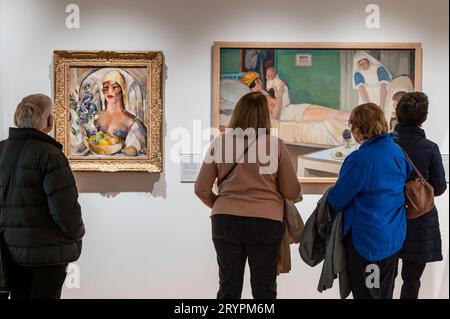 Les visiteurs admirent les peintures modernistes dans la nouvelle extension des National Galleries of Scotland, Édimbourg, Royaume-Uni Banque D'Images