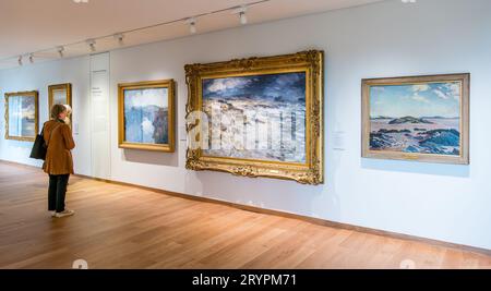 Les visiteurs admirent les peintures des National Galleries of Scotland nouvelle extension, Édimbourg, Royaume-Uni Banque D'Images