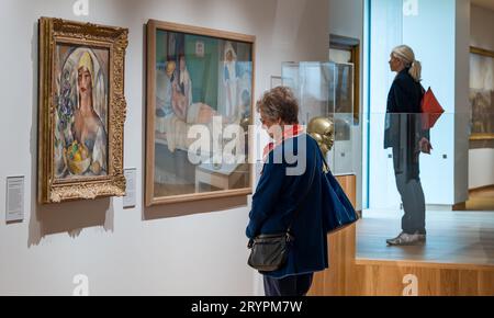 Les visiteurs admirent les peintures des National Galleries of Scotland, extension nouvellement ouverte, Edimbourg, Royaume-Uni Banque D'Images