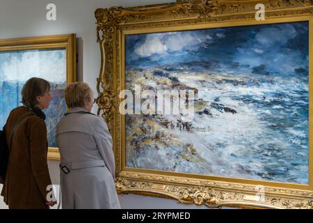 Les visiteurs admirent les peintures des National Galleries of Scotland, extension nouvellement ouverte, Edimbourg, Royaume-Uni Banque D'Images