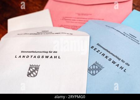 Augsbourg, Bavière, Allemagne. 29 septembre 2023. Enveloppes pour le vote par correspondance pour les prochaines élections d'État et de district en Bavière le 8 octobre *** Umschläge zur Briefwahl zur bevorstehendenen Landtagswahl und Bezirkswahl in Bayern am 8 Oktober Credit : Imago/Alamy Live News Banque D'Images
