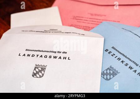 Augsbourg, Bavière, Allemagne. 29 septembre 2023. Enveloppes pour le vote par correspondance pour les prochaines élections d'État et de district en Bavière le 8 octobre *** Umschläge zur Briefwahl zur bevorstehendenen Landtagswahl und Bezirkswahl in Bayern am 8 Oktober Credit : Imago/Alamy Live News Banque D'Images