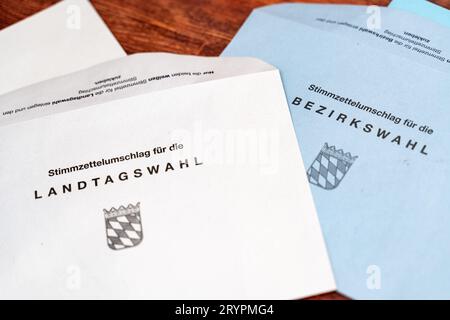 Augsbourg, Bavière, Allemagne. 29 septembre 2023. Enveloppes pour le vote par correspondance pour les prochaines élections d'État et de district en Bavière le 8 octobre *** Umschläge zur Briefwahl zur bevorstehendenen Landtagswahl und Bezirkswahl in Bayern am 8 Oktober Credit : Imago/Alamy Live News Banque D'Images