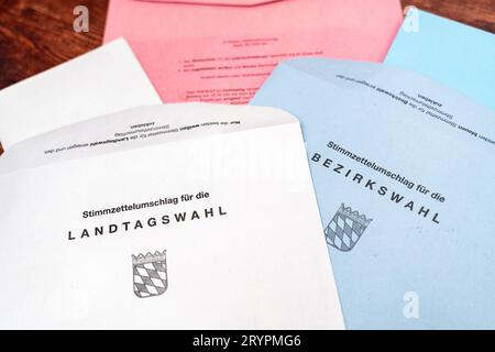 Augsbourg, Bavière, Allemagne. 29 septembre 2023. Enveloppes pour le vote par correspondance pour les prochaines élections d'État et de district en Bavière le 8 octobre *** Umschläge zur Briefwahl zur bevorstehendenen Landtagswahl und Bezirkswahl in Bayern am 8 Oktober Credit : Imago/Alamy Live News Banque D'Images